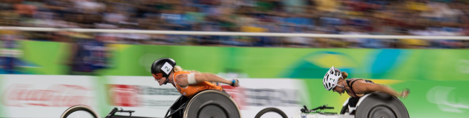Para atletas en la competencia de carrera de silla de ruedas