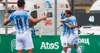 Integrantes del equipo argentino de hockey celebran su victoria ante EE. UU. en semifinales de hockey de los Juegos Lima 2019, en el Complejo Deportivo Villa María del Triunfo