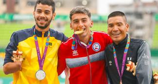 Efrain Sotacuro from Peru (bronze), Yagonny Reis De Sousa from Brazil (silver) and Mauricio Orrego from Chile (gold) smiling and showing their medals after the men’s 1500 m T46 event at the National Sports Village – VIDENA, Lima 2019