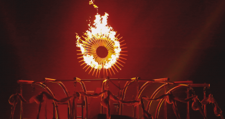 Un grupo de acróbatas salta por los aires alrededor del fuego en show artístico de la Ceremonia de Inauguración de los Juegos Parapanamericanos Lima 2019 en el Estadio Nacional