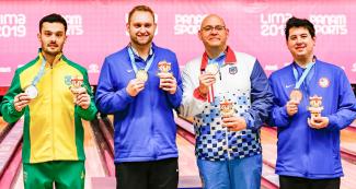 Marcelo Suartz de Brasil (plata), Nicholas Pate de EE. UU. (oro) y Jakob Butturff de EE. UU. y Jean Perez de Puerto Rico (bronce) posan orgullosos en el podio de bowling individual masculino de Lima 2019 en la Villa Deportiva Nacional – VIDENA.