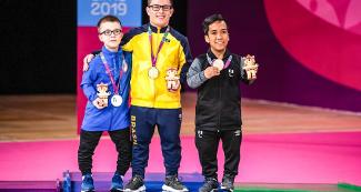 Brazilian Tavares, American Miles Krajewski and Peruvian Hector Salva with the gold, silver and bronze medals in men’s Para badminton SS6 at Lima 2019, at the Villa El Salvador Sports Center.