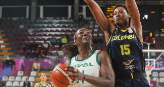 Brazilian Clarissa Dos Santos and Colombian Narlyn Mosquera face off in the Lima 2019 women’s basketball semifinal at the Eduardo Dibós Coliseum.