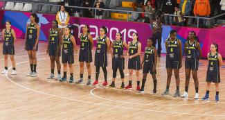The Colombian women’s basketball team ready to play against Brazil in the Lima 2019 semifinal at the Eduardo Dibós Coliseum.