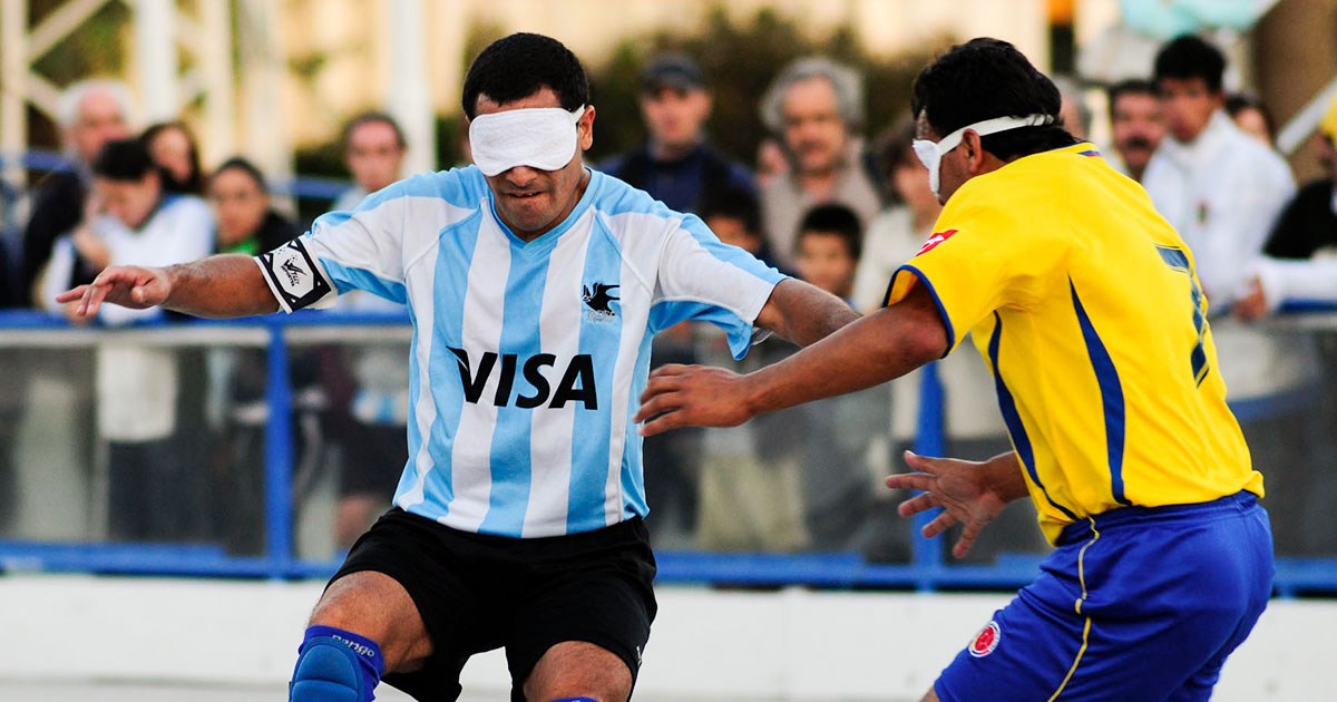 Silvio Velo controla el balón frente a un rival colombiano