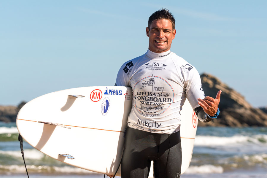 Surfista vence en las playas Francia
