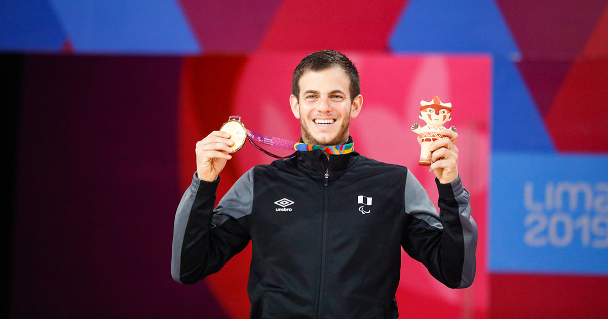 Pedro Pablo de Vinatea holds his gold medal at the Lima 2019 Parapan American Games