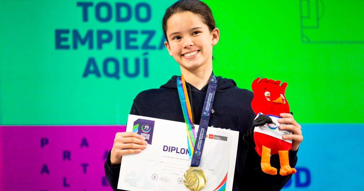 Alexia Sotomayor recibe su premio en los Juegos Deportivos Escolares Nacionales 2019