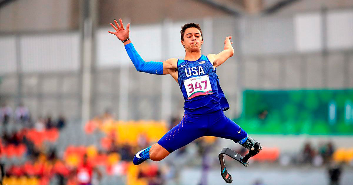 Para atleta salta en la competencia de salto largo