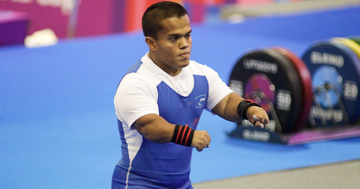 El Para atleta Herbert Aceituno de El Salvador realiza movimientos previos a prueba de Para powerlifting