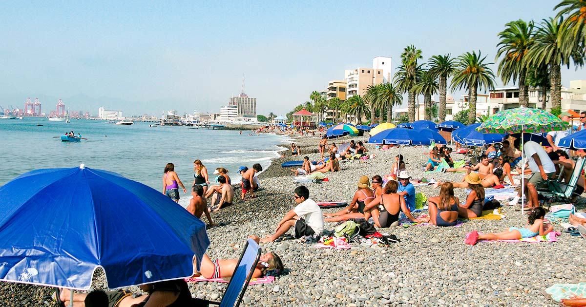 Personas disfrutando de la playa en el distrito de La Punta.