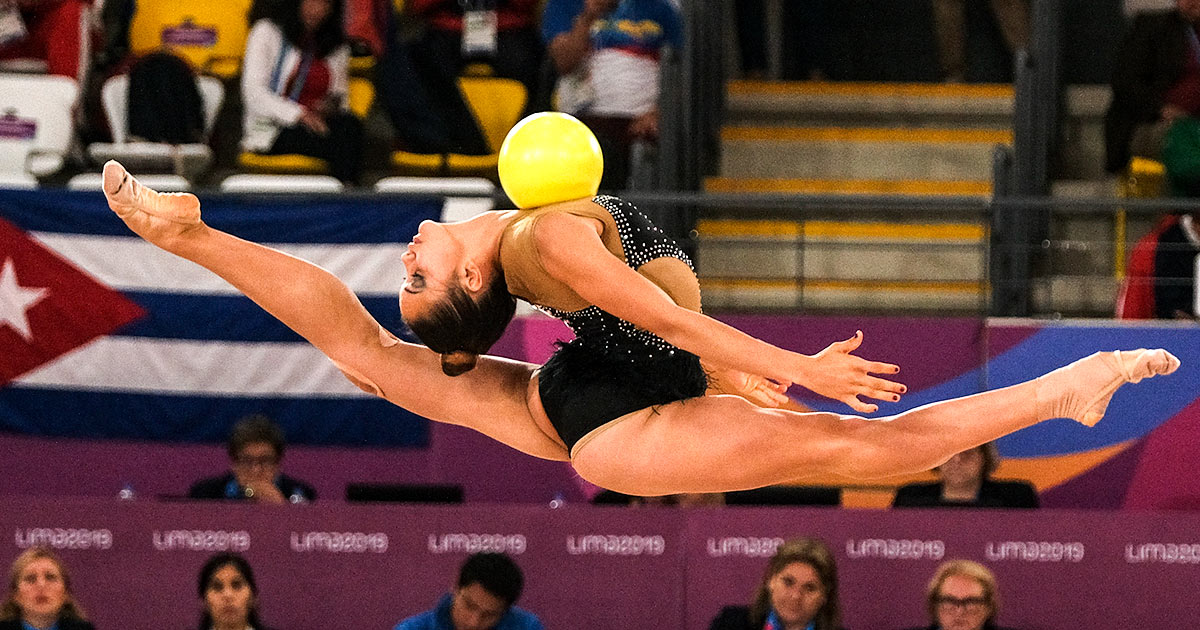 Gretel Mendoza de Cuba vuela por los aires con una pelota en la competencia de gimnasia rítmica de Lima 2019
