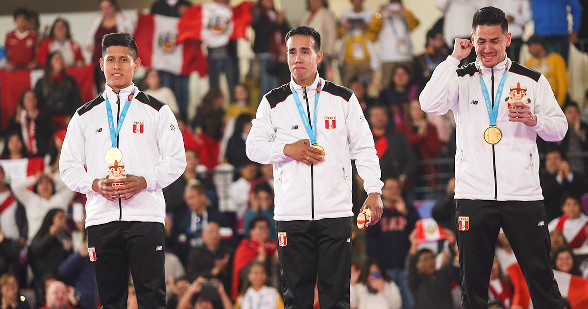 John Trebejo, Oliver del Castillo y Carlos Lam, medallistas de oro de Kata por equipos masculinos de Lima 2019