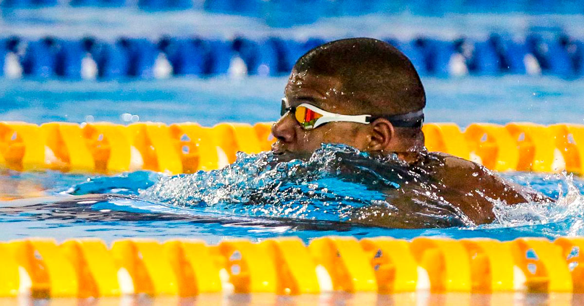 El cubano Lorenzo Pérez toma velocidad durante competencia de Para natación