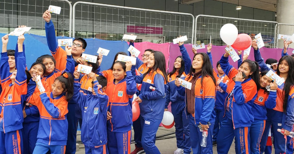 Escolares peruanos sonríen con sus entradas a Lima 2019 