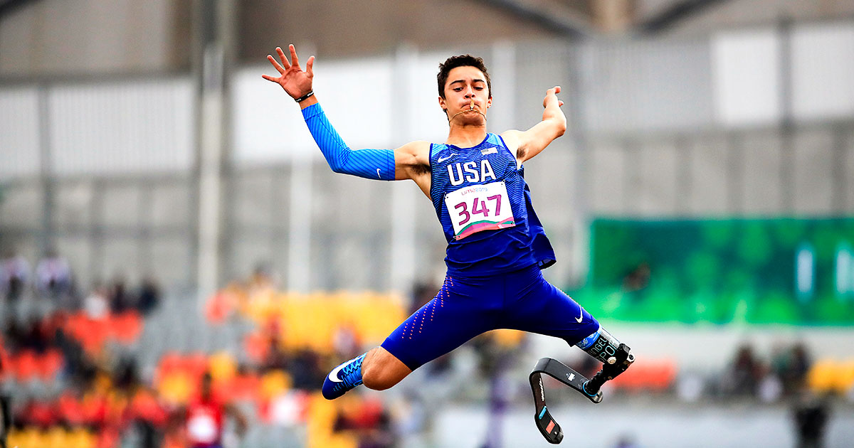 Ezra Frech de EE. UU. vuela por los aires en competencia de Para atletismo de Lima 2019