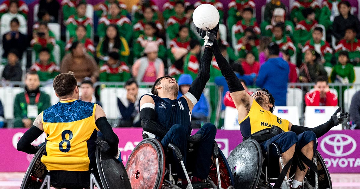 Equipos de rugby en silla de ruedas de Brasil y Colombia se enfrentan por la pelota en competencia por la medalla de bronce de Lima 2019