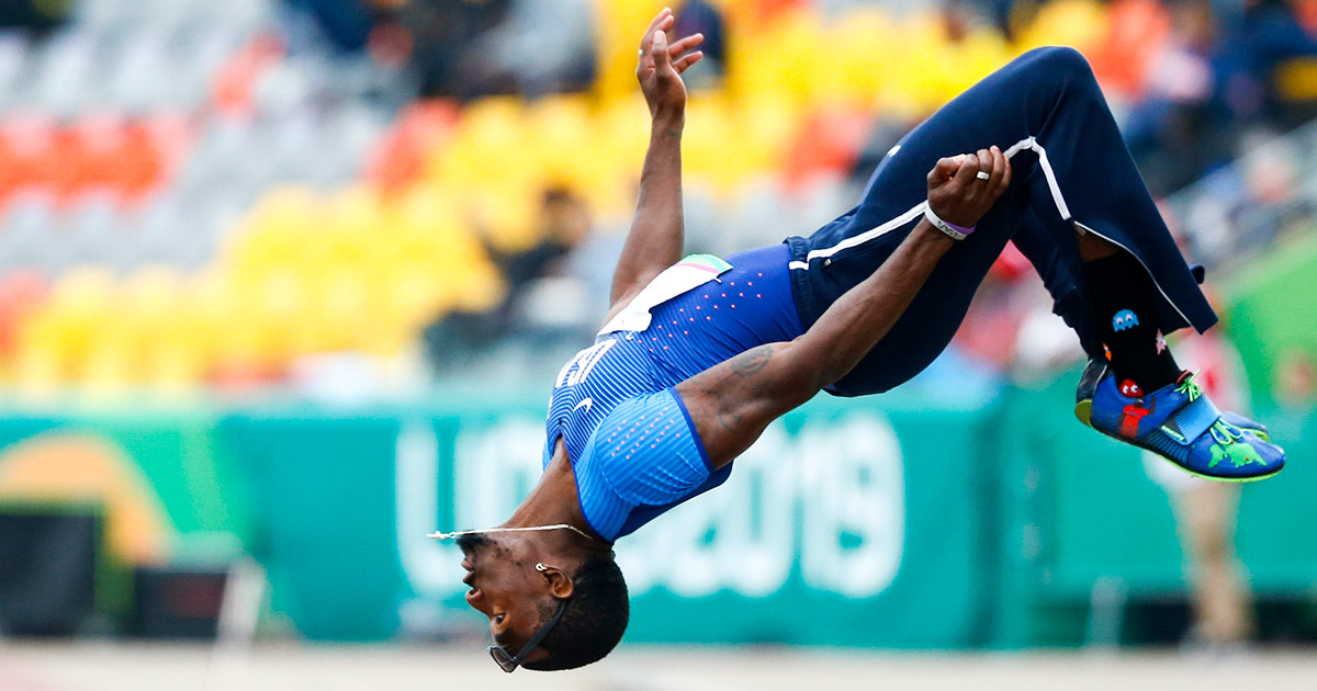 El atleta estadounidense Omar Craddock celebra su medalla de oro en triple salto largo