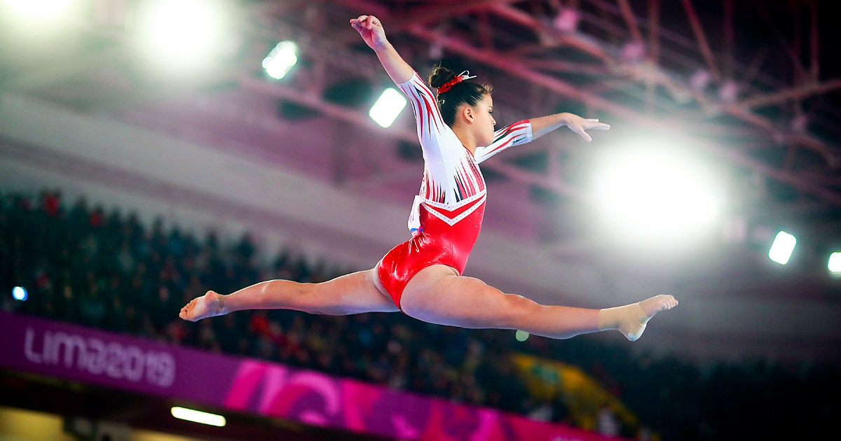 Ariana Orrego saltando en competencia de gimnasia de Lima 2019