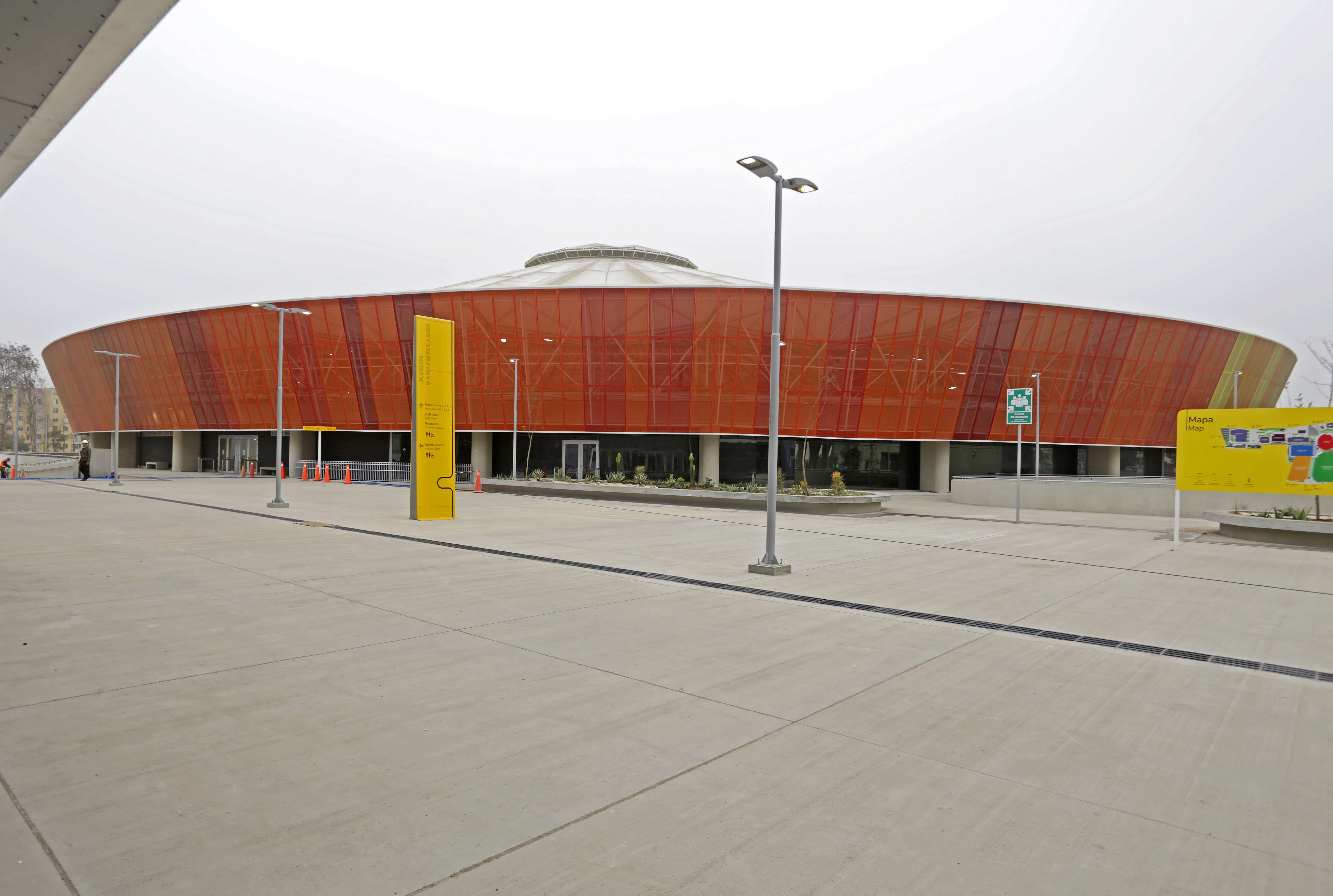 Vista frontal del velódromo de la Villa Deportiva Nacional — Videna