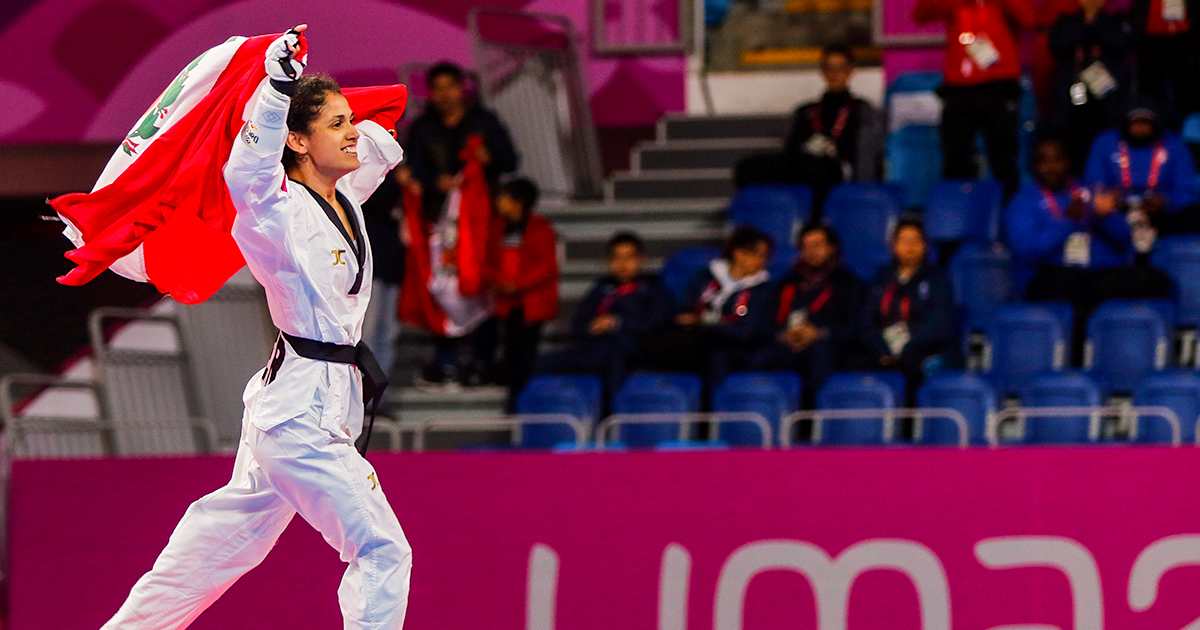 Angélica Espinoza celebra su victoria en Lima 2019 con la bandera peruana