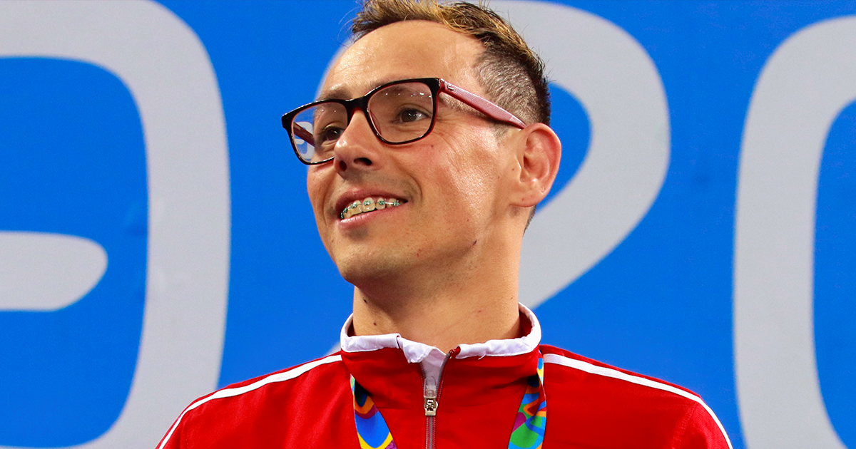 Alberto Abarza feliz con su medalla de Oro en Lima 2019