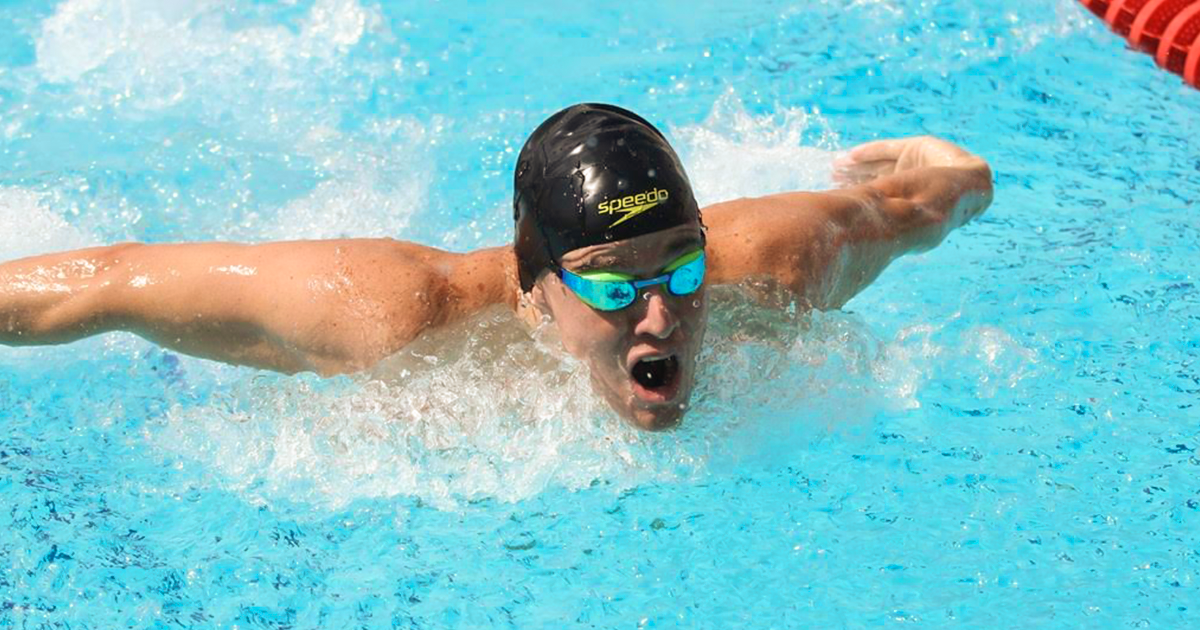 Daniel Giraldo nadando estilo pecho en plena competencia de Lima 2019.