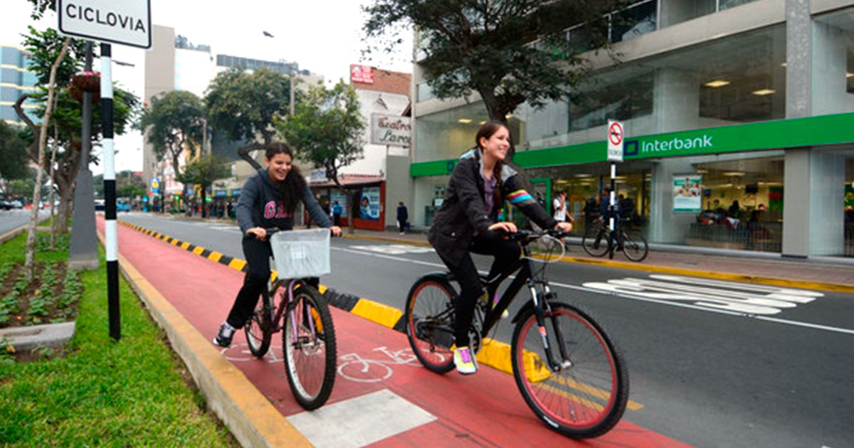 Dos ciclistas detenidas en la ciclovía de la Av. Larco en Miraflores