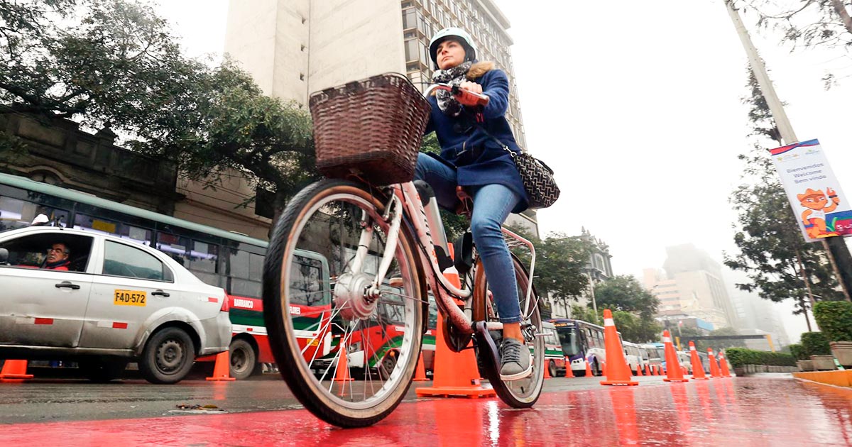 Ciclista se desplaza por la ciclovía de la Av. Larco en Miraflores