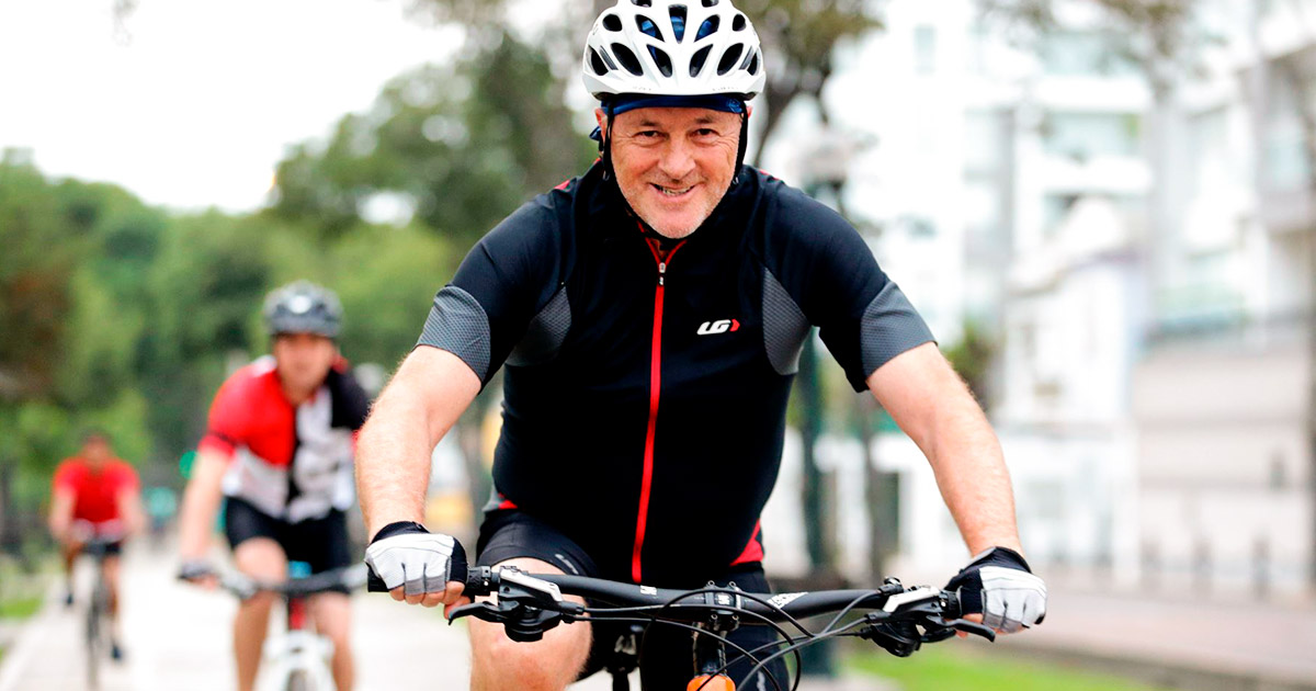 Alcalde de Lima, Jorge Muñoz, montando bicicleta sonriente