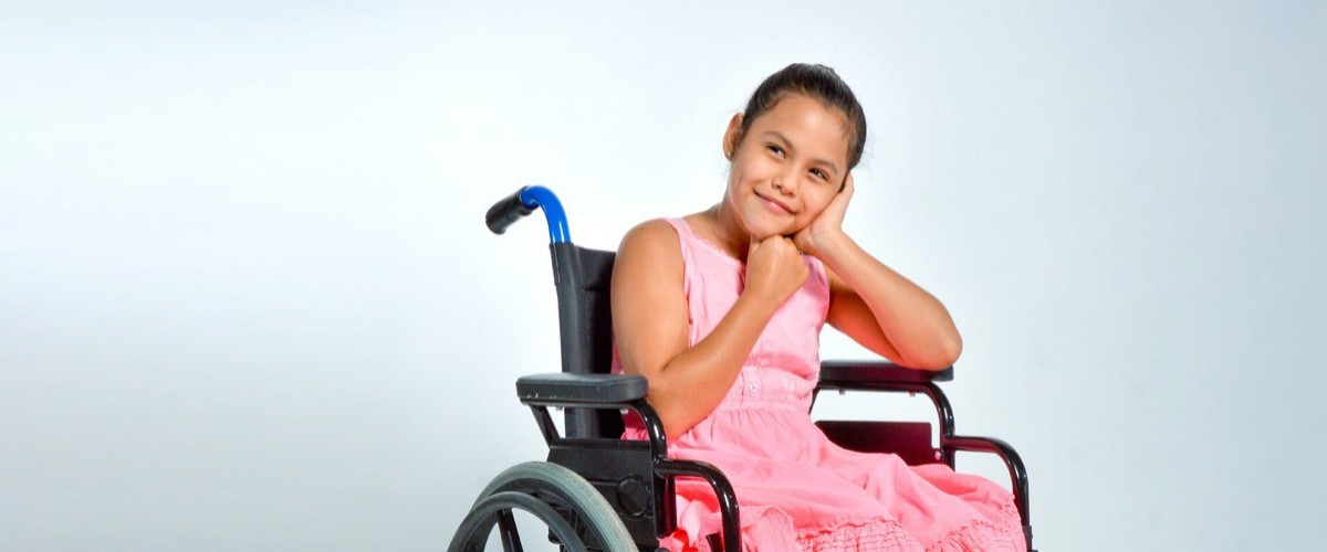 Isidora Guzmán en su silla de ruedas posa en tres cuartos y luciendo su risueña sonrisa