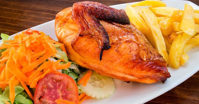 Pollo a la brasa, ícono cultural peruano. 