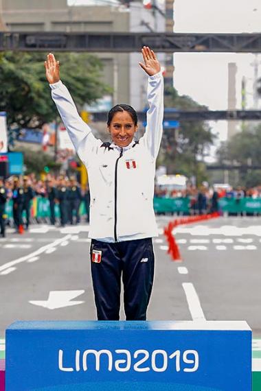 Gladys Tejeda sube al podio junto a otras atletas