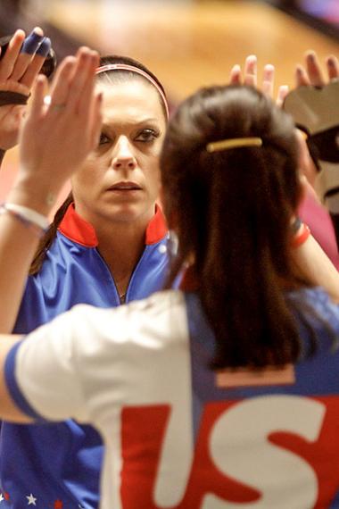 Shannon Okeefe, choca las manos durante juego de bowling