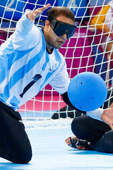 Fernando Rodriguez de Argentina en cuartos de final de gólbol masculino de Lima 2019 en la Villa Deportiva Regional del Callao