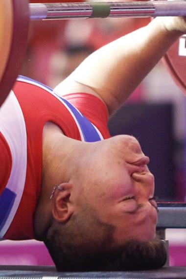 Marion Serrano de Chile en acción en competencia de Para powerlifting combinado mujeres 79 kg 86 kg +86 kg AH en Lima 2019 en la Villa Deportiva Nacional – VIDENA. 