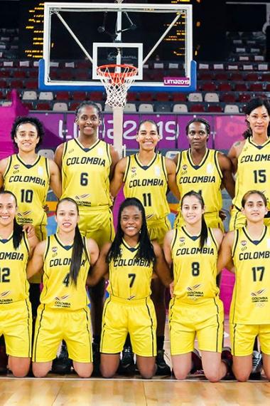 El equipo de Colombia de baloncesto femenino posa antes de enfrentarse al equipo de baloncesto de las Islas Vírgenes en los Juegos Lima 2019 en el Coliseo Eduardo Dibós