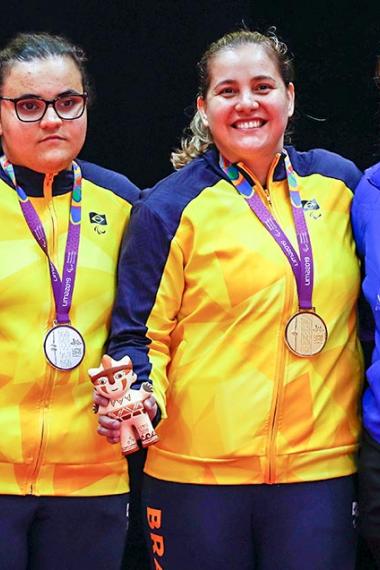 Para deportistas Meg Rodrigues (oro) y Rebeca Silva (plata) de Brasil, y Katie Davis (bronce) de EE.UU. posan con medallas de Judo +70 kg en Lima 2019 en la Villa Deportiva Nacional – VIDENA
