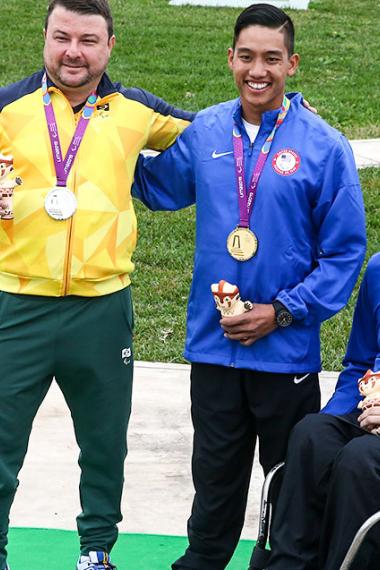 Robert Beach de EE. UU. (bronce), Carlos Garletti de Brasil (plata) y Kevin Nguyen de EE. UU. (oro) posan orgullosos con sus medallas de 50 m rifle tendido, en Lima 2019 en la Base Aérea Las Palmas