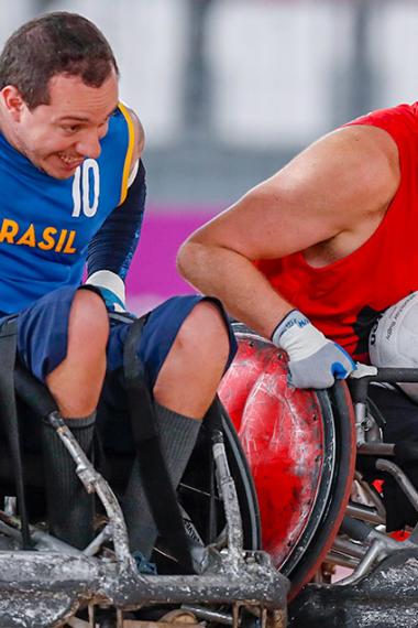 David Madell de Canadá se enfrenta a Daniel Goncalves de Brasil en rugby en silla de ruedas de Lima 2019 en el Polideportivo Villa El Salvador