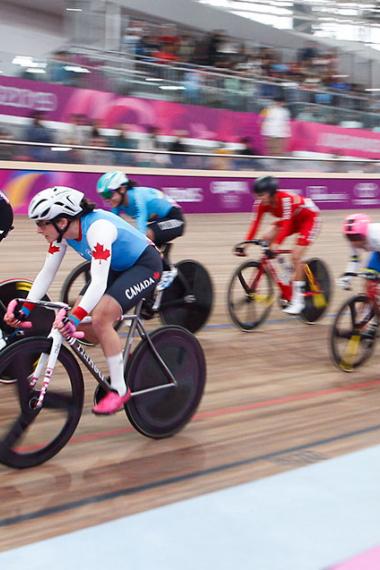 Las ciclistas de América avanzan por la pista en modalidad Madison en los Juegos Lima 2019, en la Villa Deportiva Nacional – VIDENA.