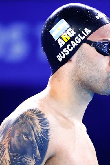 Nadador argentino, Guido Buscaglia, de perfil con mirada decidida antes de competir, en los Juegos Lima 2019., en la Villa Deportiva Nacional – VIDENA