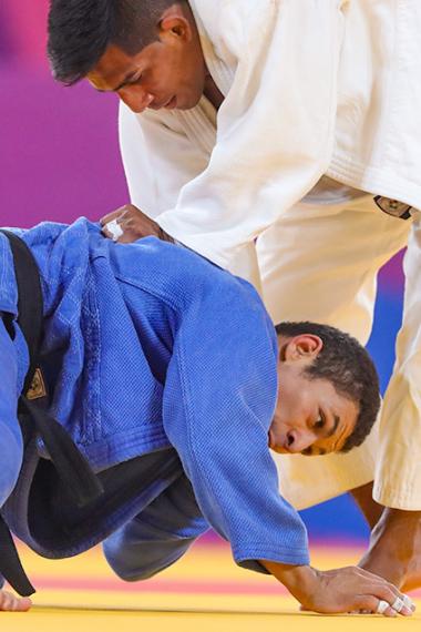 Juan Postigos de Perú se enfrenta a Ricardo Valderrama de Venezuela en judo masculino -66 kg en los Juegos Lima 2019 en la Villa Deportiva Nacional – VIDENA