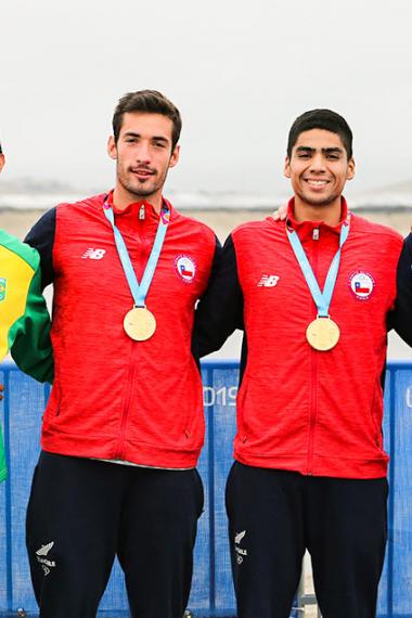 Equipos de Brasil (plata), Chile (oro) y Argentina (bronce) posan orgullosos con sus medallas luego de la competencia de dos remos largos masculino en los Juegos Lima 2019 en la Albufera Medio Mundo - Huacho