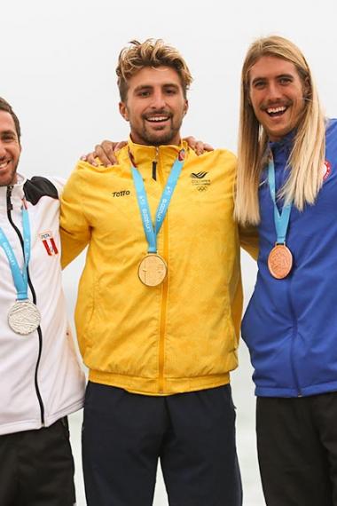 Martino Tamil de Perú (plata), Giorgio Gomez de Colombia (oro) y Daniel Hughes de USA (bronce) celebran sus medallas en surf, en los Juegos Lima 2019, realizado en Punta Rocas.