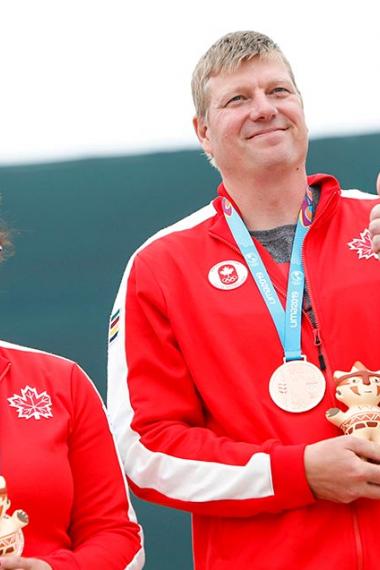Amanda Chudoba y Curtis Wennberg felices por haber logrado Medalla de Bronce en la disciplina Tiro, en los Juegos Lima 2019, en la Base Aérea Las Palmas