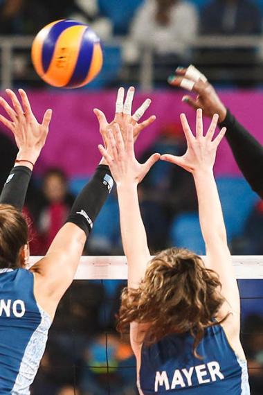 Constanza Lazcano y Victoria Mayer del equipo femenino de vóleibol bloquean pase de República Dominicana, en los Juegos Lima 2019, en la Villa Deportiva Regional del Callao