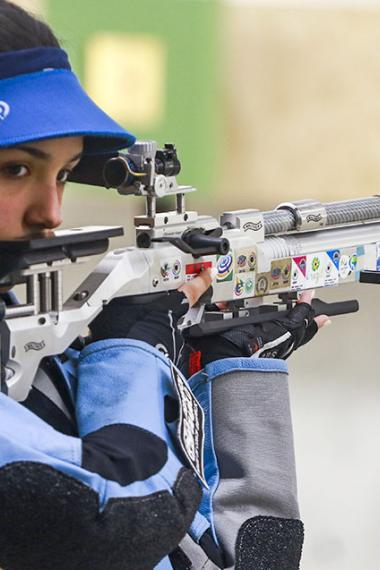 Fernanda Russo apunta en la competencia Rifle de Aire 10m Mixto en los Juegos Lima 2019 en la Base Aérea Las Palmas