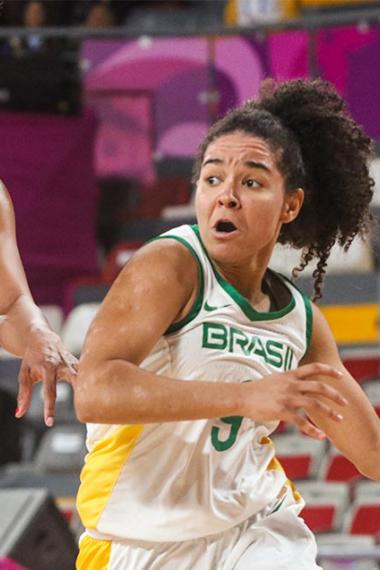 Deportistas de Brasil y Colombia se enfrentan en partido de baloncesto femenino, en Juegos Lima 2019, en el Coliseo Eduardo Dibos.