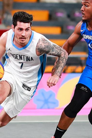 Luciano Massarelli de Argentina con el balón ante Adonis Nuñez de República Dominicana en baloncesto 3x3 en el Coliseo Eduardo Dibos, en Lima 2019.